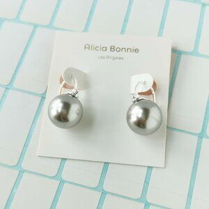 Alicia Bonnie Blanche silver pearl silver Earrings NWT & dust bag